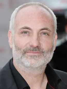 加斯帕（金·波德尼亚饰演）